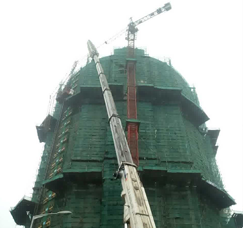 伍家岗吊车在工地上作业